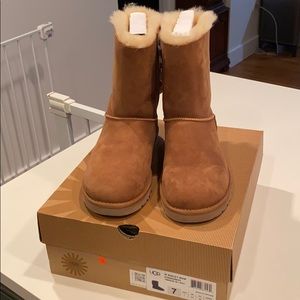 UGG - Chestnut Bailey Bow Size 7